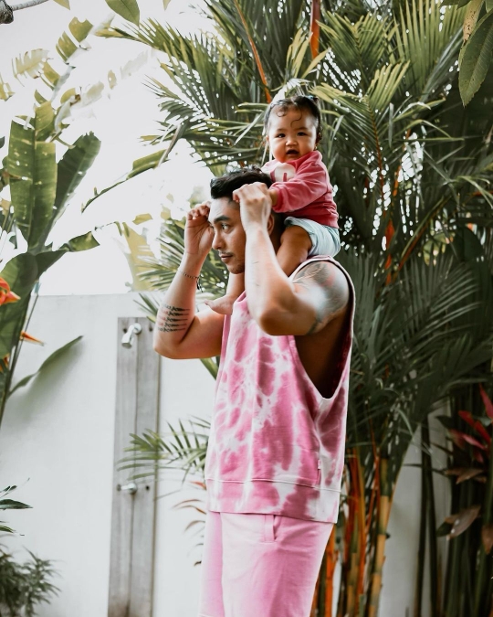Cute! Momen Kebersamaan Baby Xarena dengan Sang Ayah, Kompak Pakai Baju Pink