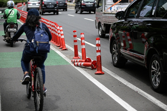 Nasib Stick Cone, Pembatas Jalur Sepeda yang Rusak di Ibu Kota