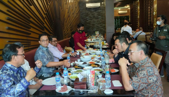 Momen Akrab dan Kompak Anies bersama NasDem-Demokrat-PKS Makan Nasi Padang