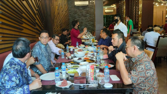 Momen Akrab dan Kompak Anies bersama NasDem-Demokrat-PKS Makan Nasi Padang