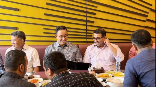 Momen Akrab dan Kompak Anies bersama NasDem-Demokrat-PKS Makan Nasi Padang