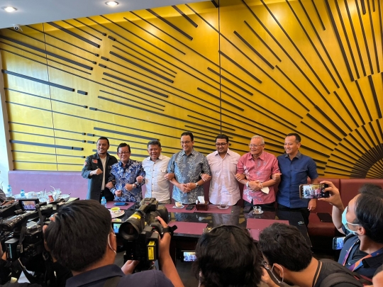 Momen Akrab dan Kompak Anies bersama NasDem-Demokrat-PKS Makan Nasi Padang