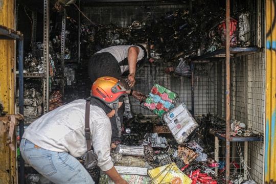 Kepanikan Para Pedagang saat Pasar Pagi Asemka Kebakaran