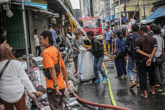 Kepanikan Para Pedagang saat Pasar Pagi Asemka Kebakaran