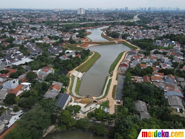 Pemandangan udara menunjukkan waduk di Ruang Limpah Sungai Brigif, Jagakarsa, Jakarta Selatan, Sabtu (19/11/2022). Ruang Limpah Sungai Brigif yang digunakan untuk menangani dan menanggulangi banjir Jakarta ditargetkan rampung pada Desember 2022. Saat ini progres pembangunannya telah mencapai sekitar 80 persen.