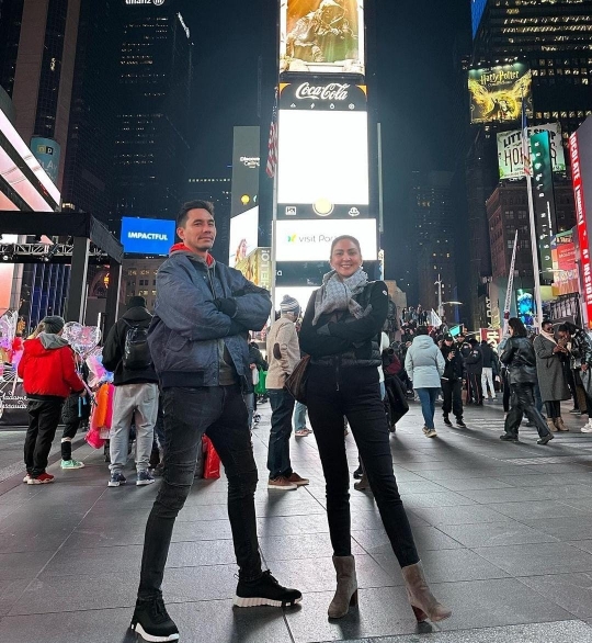 So Sweet, Intip Momen Darius Sinathrya dan Donna Agnesia di Times Square New York