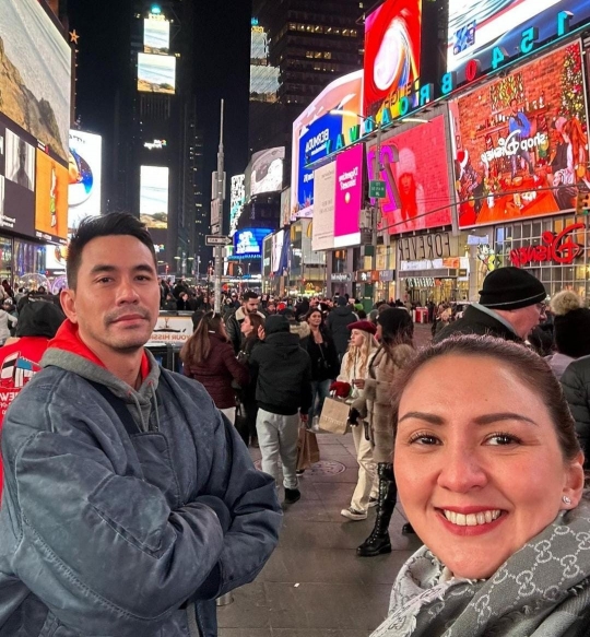 So Sweet, Intip Momen Darius Sinathrya dan Donna Agnesia di Times Square New York