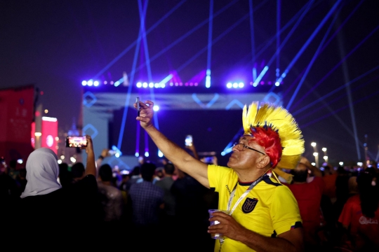 Pesta Bir Suporter saat Pembukaan FIFA Fan Festival Piala Dunia 2022