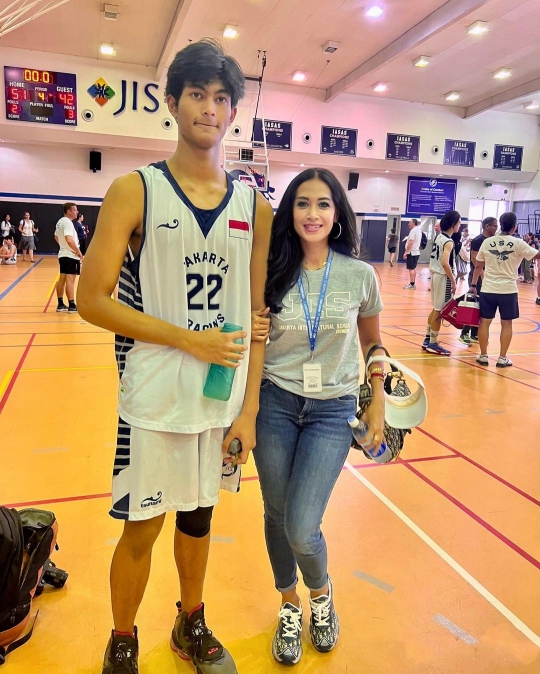 Gagah dan Tampan, Ini Putra Diah Permatasari Jago Bermain Basket