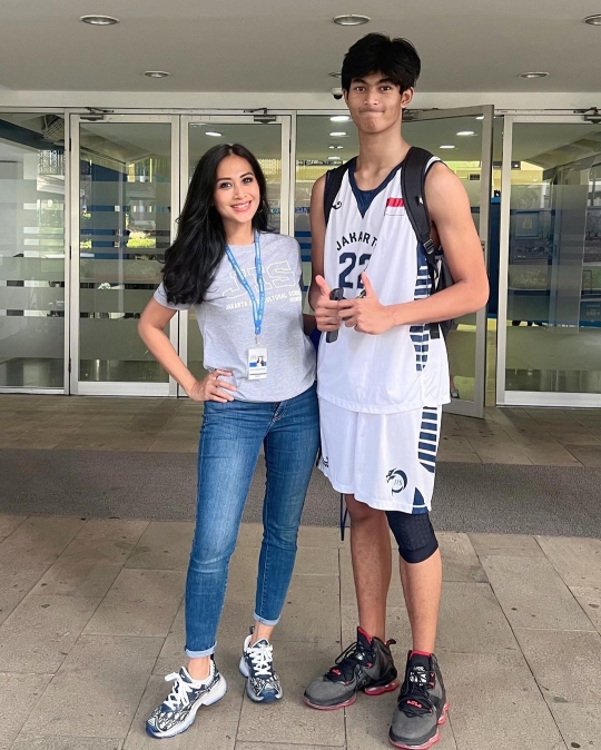 Gagah dan Tampan, Ini Putra Diah Permatasari Jago Bermain Basket