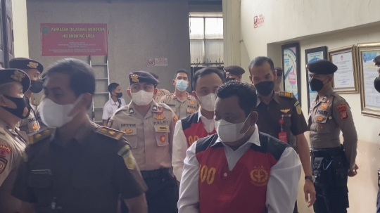 Gunakan Rompi Nomor 27, Bharada E Masuki Ruang Sidang