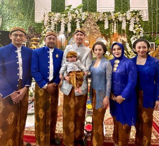 5 Potret Tedhak Siten Baby Izz, Penampilan Nikita Willy Curi Perhatian