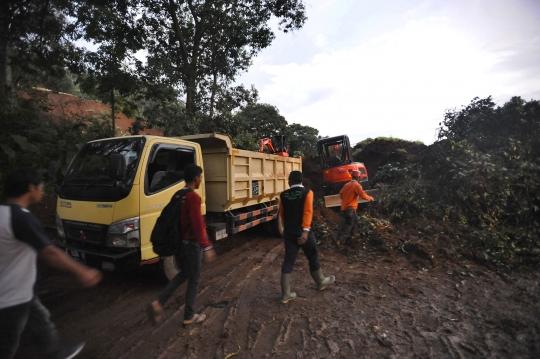 Tanah Longsor Akibat Gempa Tutupi Jalan Utama Cipanas-Cianjur