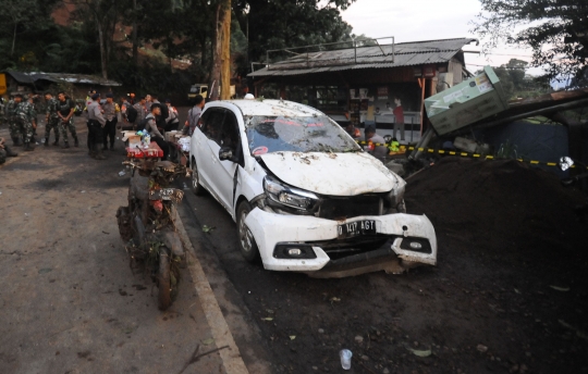 Tanah Longsor Akibat Gempa Tutupi Jalan Utama Cipanas-Cianjur