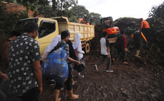 Tanah Longsor Akibat Gempa Tutupi Jalan Utama Cipanas-Cianjur