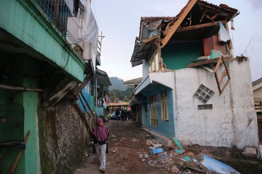 Tanah Longsor Akibat Gempa Tutupi Jalan Utama Cipanas-Cianjur