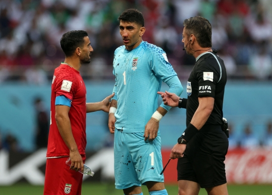 Ini Tabrakan Keras yang Bikin Kiper Iran Alireza Beiranvand Terkapar