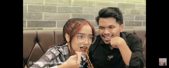 Momen Seru Fuji dan Thariq Halilintar Mukbang Makanan Korea, Lahap Banget