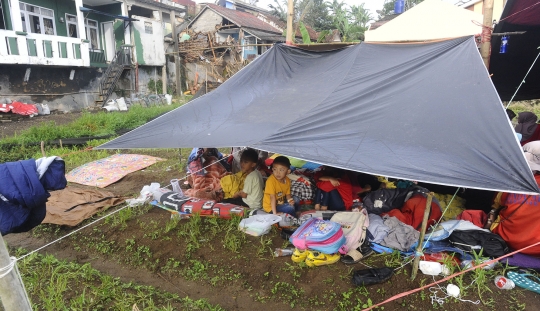 Potret Korban Gempa Cianjur Bertahan di Pengungsian Seadanya