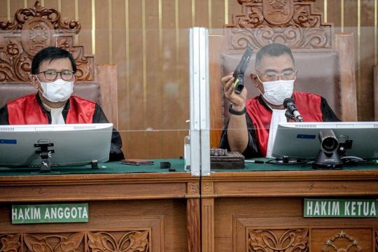 Momen JPU Tunjukkan Barang Bukti Senjata Api di Hadapan Ferdy Sambo