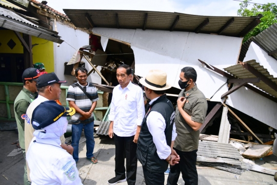 Tinjau Lokasi Gempa Cianjur, Jokowi Perintahkan Penyelamatan Korban Jadi Prioritas