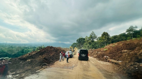 Tinjau Lokasi Gempa Cianjur, Jokowi Perintahkan Penyelamatan Korban Jadi Prioritas
