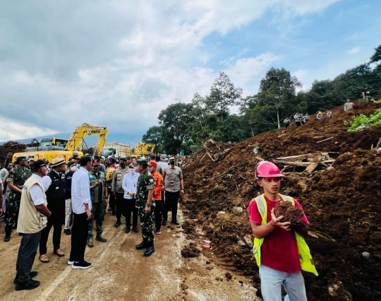 Tinjau Lokasi Gempa Cianjur, Jokowi Perintahkan Penyelamatan Korban Jadi Prioritas