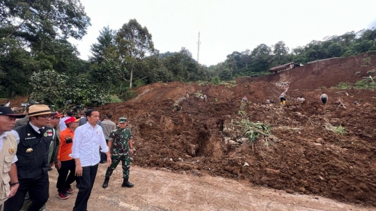 Tinjau Lokasi Gempa Cianjur, Jokowi Perintahkan Penyelamatan Korban Jadi Prioritas