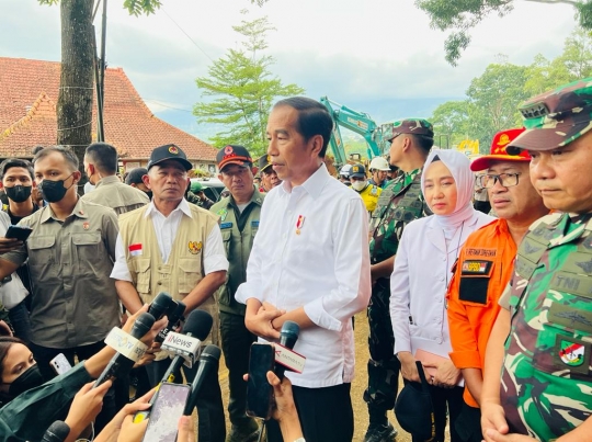 Tinjau Lokasi Gempa Cianjur, Jokowi Perintahkan Penyelamatan Korban Jadi Prioritas