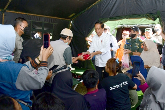 Momen Jokowi Bagikan Makanan untuk Korban Gempa Cianjur