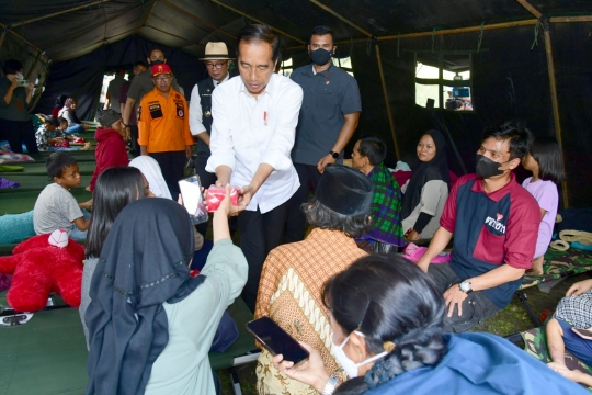 Momen Jokowi Bagikan Makanan untuk Korban Gempa Cianjur