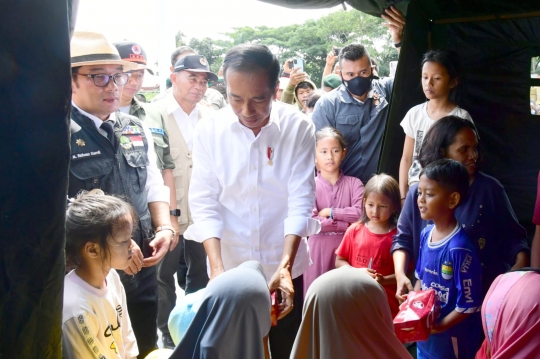 Momen Jokowi Bagikan Makanan untuk Korban Gempa Cianjur