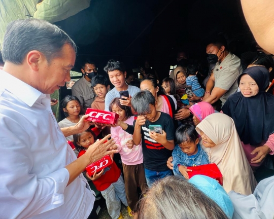 Momen Jokowi Bagikan Makanan untuk Korban Gempa Cianjur