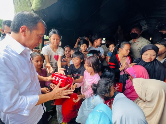Momen Jokowi Bagikan Makanan untuk Korban Gempa Cianjur