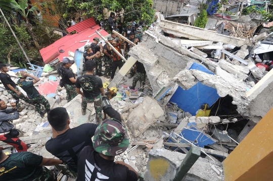 Perjuangan Tim SAR Gabungan Cari Korban Tertimbun Reruntuhan Gempa Cianjur