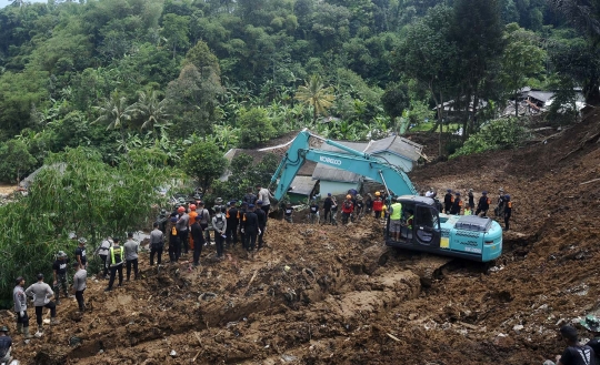 Perjuangan Tim SAR Gabungan Cari Korban Tertimbun Reruntuhan Gempa Cianjur