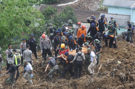 Perjuangan Tim SAR Gabungan Cari Korban Tertimbun Reruntuhan Gempa Cianjur