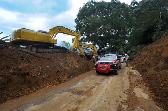 Ruas Jalan Raya Cipanas-Cianjur Dibuka Setelah Longsor Akibat Gempa Bumi