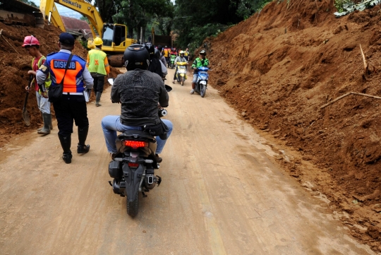 Ruas Jalan Raya Cipanas-Cianjur Dibuka Setelah Longsor Akibat Gempa Bumi