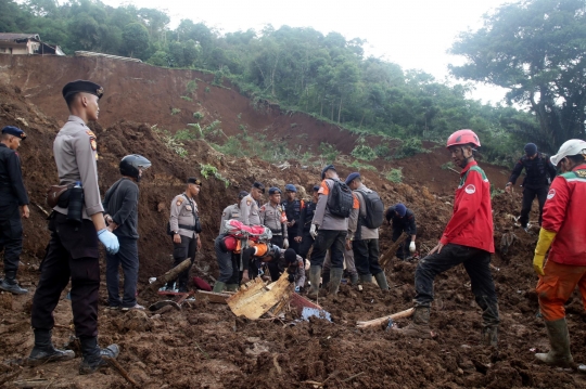 Pencarian Terus Berlanjut, Petugas Temukan Barang Milik Korban Longsor di Cianjur