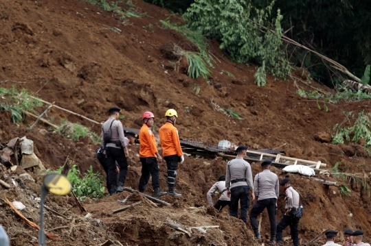 Pencarian Terus Berlanjut, Petugas Temukan Barang Milik Korban Longsor di Cianjur