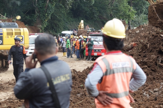 Pencarian Terus Berlanjut, Petugas Temukan Barang Milik Korban Longsor di Cianjur