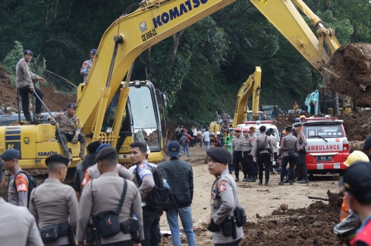 Pencarian Terus Berlanjut, Petugas Temukan Barang Milik Korban Longsor di Cianjur