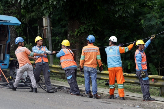 Perjuangan PLN Menyambung Kabel yang Terputus Usai Gempa Bumi di Cianjur