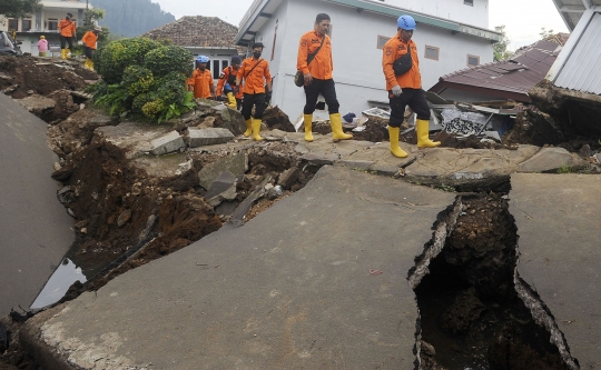 Dahsyatnya Gempa Cianjur Sampai Membelah Jalanan