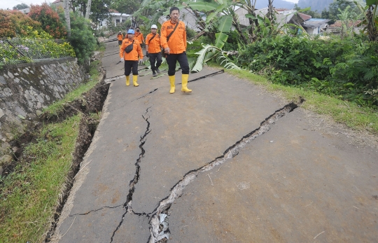 Dahsyatnya Gempa Cianjur Sampai Membelah Jalanan