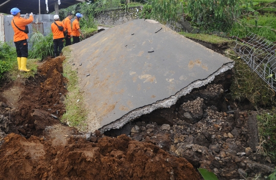 Dahsyatnya Gempa Cianjur Sampai Membelah Jalanan