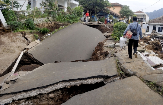 Dahsyatnya Gempa Cianjur Sampai Membelah Jalanan