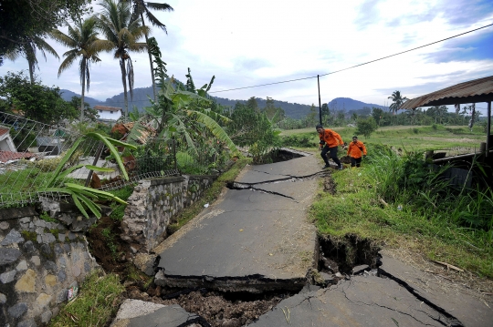 Dahsyatnya Gempa Cianjur Sampai Membelah Jalanan