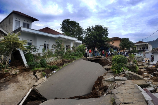 Dahsyatnya Gempa Cianjur Sampai Membelah Jalanan